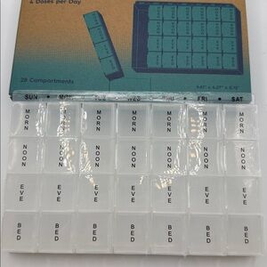 🦜 Weekly Multi-Dose Pill Organizer with Clear Compartments Portable Travel